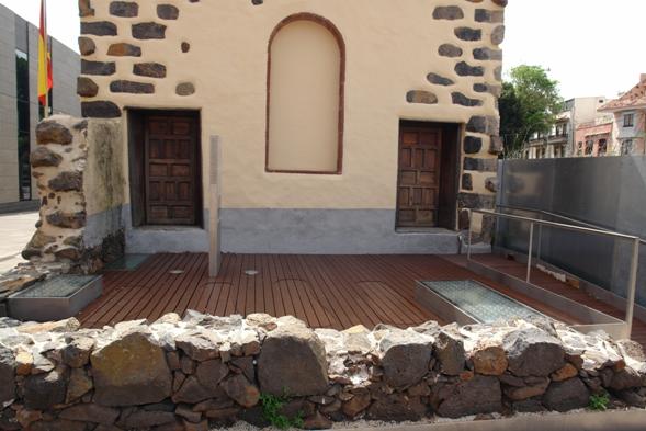 Trasera de la ermita de San Miguel, donde se conservan restos de los muros de la estructura primitiva del siglo XVI. (Foto: elaboraci&oacute;n propia).