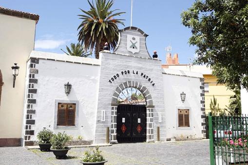 Fachada del antiguo &ldquo;Cuartel de Artiller&iacute;a del Cristo&rdquo;, donde se conserva la puerta que pertenecer&iacute;a a la entrada de la iglesia primitiva, hoy desaparecida. (Imagen de Internet).