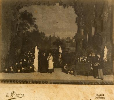 Ponce, E. Fotograf&iacute;a del montaje de Ma&ntilde;ana del sol, de los hermanos &Aacute;lvarez Quintero, con escenograf&iacute;a de Carlos Luis Monz&oacute;n Grondona. 1912.