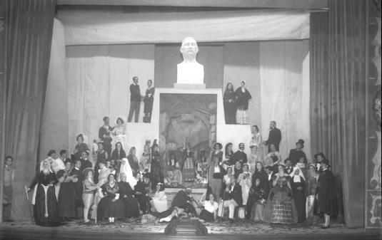 Maisch, T. Fotograf&iacute;a del momento final de la producci&oacute;n Homenaje de C&iacute;rculo Mercantil al ilustre novelista hijo de Gran Canaria, gloria de las letras espa&ntilde;olas, D. Benito P&eacute;rez Gald&oacute;s. 1931.
