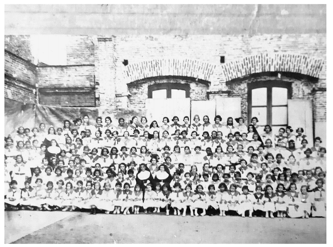 Turma de alunas. Prédio do colégio em construção. Data provável 1925.