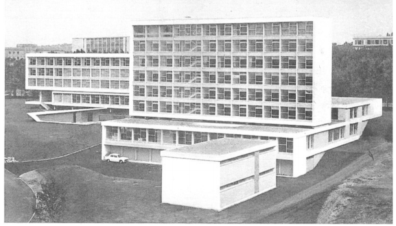 Fachadas da Casa de Brasil (1962): fachada sudeste (entrada) e fachada oeste (fundos).