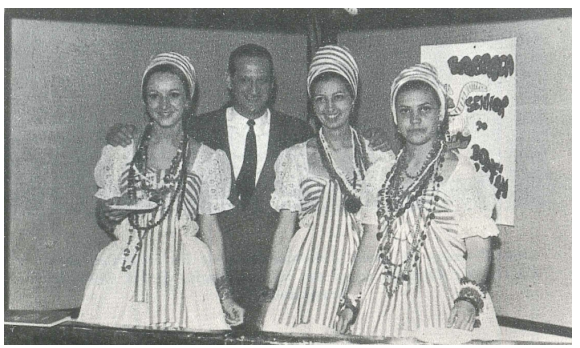Coloquios brasileños (1970): residentes vestidas de baianas em companhia do diretor.