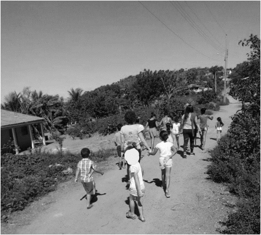 Caminhada pela comunidade.