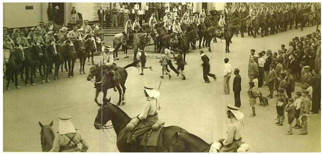 Figura 5: Regimiento de Caballería Nº1 “Granaderos” en la plaza de Iquique en 1938.  Revista de Historia Militar Nº13, 2014: 65-67.