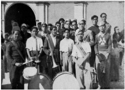 Figura 6: “Banda típica que acompaña a tres o cuatro bailes distintos. (La Tirana, 1947)”.Uribe, Juan. 1963: 88 -89.