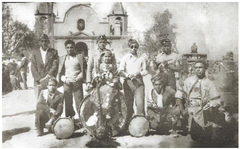 Figura 7: Banda y Baile Piel Roja, La Tirana, 1938. Salazar Pincheira 2004: 69.