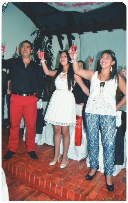 Imagen 3. Brindis en fiesta de quince de la hija-nieta de una de las familias participantes