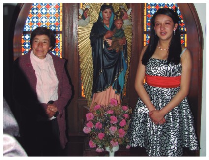 Imagen 4. Abuela e hija-nieta, luego de la misa que antecedió la fiesta de la quinceañera 