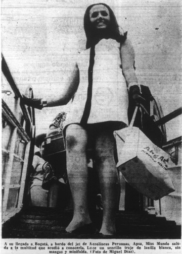 Madeleine Hartog-Bel, Miss Mundo 1967, desciende del  avión  en  una  breve  escala  en  el  aeropuerto  El  Dorado  de  Bogotá,  febrero  de  1968. 
