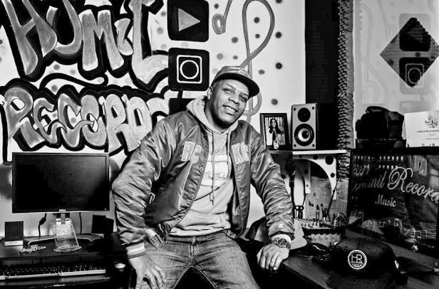 Figura 8. Millán, A, Cortés, L (2018). Alex Angola. Productor musical en el estudio Humil Records.