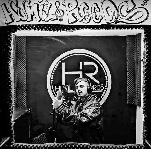 Figura 7. Millán, A, Cortés, L (2018). Ferney Muñoz. “Jahref Netto” cantante, músico y compositor en el estu-dio Humil Records.