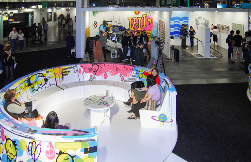 Figura 7. Vista de secci�n Barrio Joven en arteBA 2009. De izquierda a derecha: galer�as Coraz�n de Bully, Espacio La Punta y Traffix.Fuente: Archivo Fundaci�n arteBA.