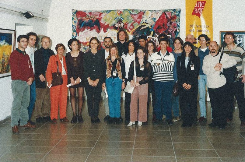 Figura 4. Exposici�n &ldquo;20 artistas del interior&rdquo; en arteBA 1997. Jacobo Fiterman (presidente arteBA) y Teresa de Anchorena (directora del CCR) con los seleccionados para el certamen: V�ctor Javier Basald�a, Jos� Leandro Gim�nez, Claudio Osan, Edgardo Beltr�n Saluzzio, Diego Sierro, Ana Mar�a Zaball, Claudia Patricia San Mart�n, Nelson Abel Branly Baylac, Mariana Buchin, Mabel Burel, Pedro Hugo Cava, Ra�l D`Amelio, Ana Fabry, Geraldhyne Fern�ndez de Gasparotti, Gabriela Pertovt, Marcelo Villega, Andr�s Bancalari, Diego Figueroa, Alejandro Mahave y Marina Mu�oz. Fuente: Archivo Fundaci�n arteBA.
