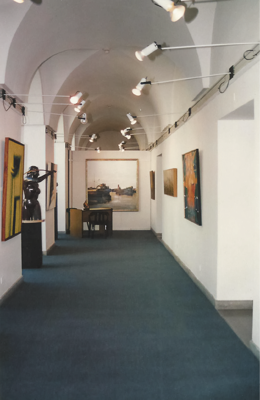 Figura 2.Vista interior del stand de galer�a Soudan en arteBA 1994. Fuente: Archivo Fundaci�n arteBA.