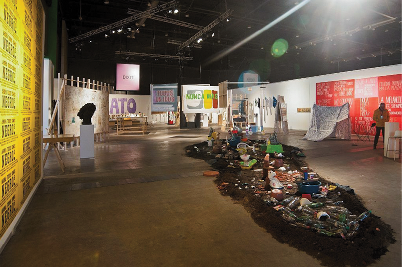 Figura 10. Vista de secci�n Dixit en arteBA 2016. Exhibici�n &ldquo;Oasis&rdquo;, curadur�a de Federico Baeza, Lara M�rmor y Sebasti�n Vidal Mackinson. Edici�n 25 aniversario arteBA. Fuente: Archivo Fundaci�n arteBA.