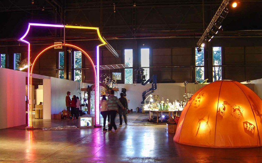 Figura 5. Premio Petrobras-arteBA 200. (de izq. a der.) &ldquo;Mejor beso&rdquo; (Leonardo Mercado, 2007), &ldquo;Wikipedia&rdquo; (Diego Bianchi, 2007), &ldquo;Pedazos de la persona que amamos&rdquo; (Adri�n Villar Rojas, 2007) y &ldquo;Teatro de guirnaldas / La rebeli�n de los artefactos&rdquo; (Julia Masvernat, 2007). Fuente: Archivo Fundaci�n arteBA.