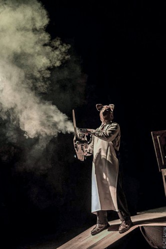 IImagen 1. La técnica del hombre blanco. Grupo Teatro Vreve. Escrita y dirigida por Víctor Viviescas. Interpretada por Fernando Paut, Leonardo Lozano y Sandra Camacho. Fotografía: Carlos Mario Lema.