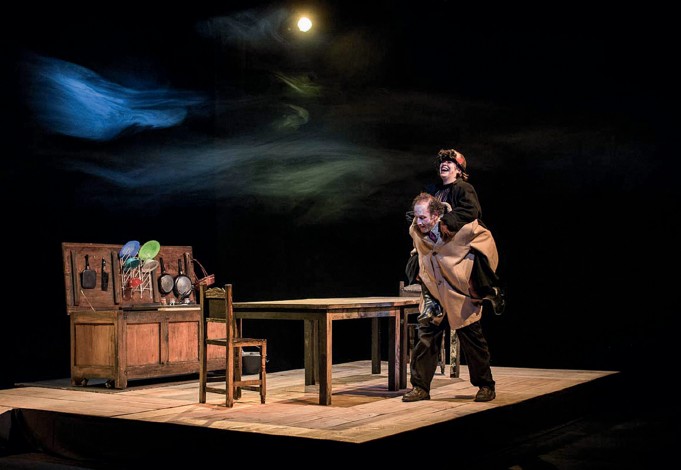 Imagen 2. La técnica del hombre blanco. Grupo Teatro Vreve. Escrita y dirigida por Víctor Viviescas. Interpretada por Fernando Paut, Leonardo Lozano y Sandra Camacho. Fotografía: Carlos Mario Lema.