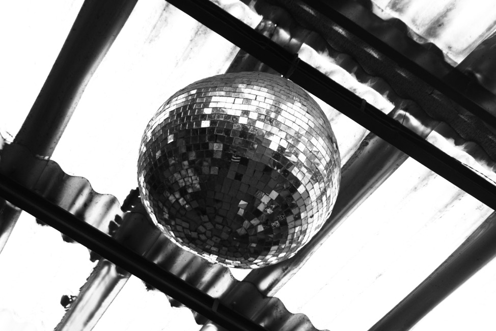 Bola disco colgando en medio del mercado popular. Plaza de Mercado El Potrerillo, Pasto, Colombia