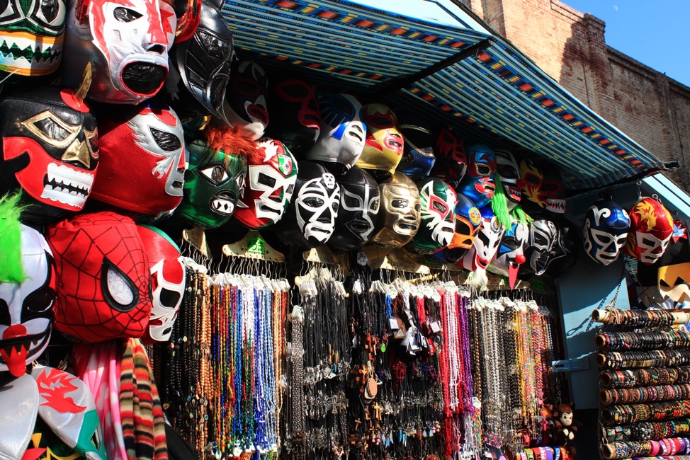 Artculos propios de la cultura mexicana son comercializados en el mercado popular. Olvera Street, Los ngeles, California