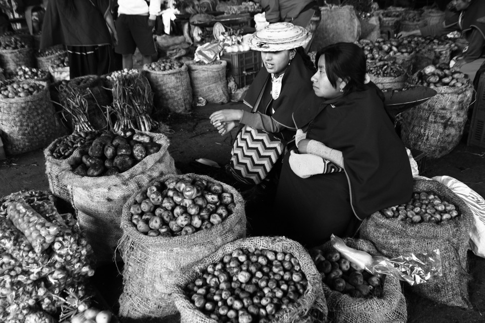 Integrantes de la comunidad indgena Misak ofrecen sus productos en el mercado central Silvia Cauca Colombia