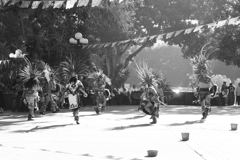 Danzantes aztecas mercado de Olvera Street Los ngeles California