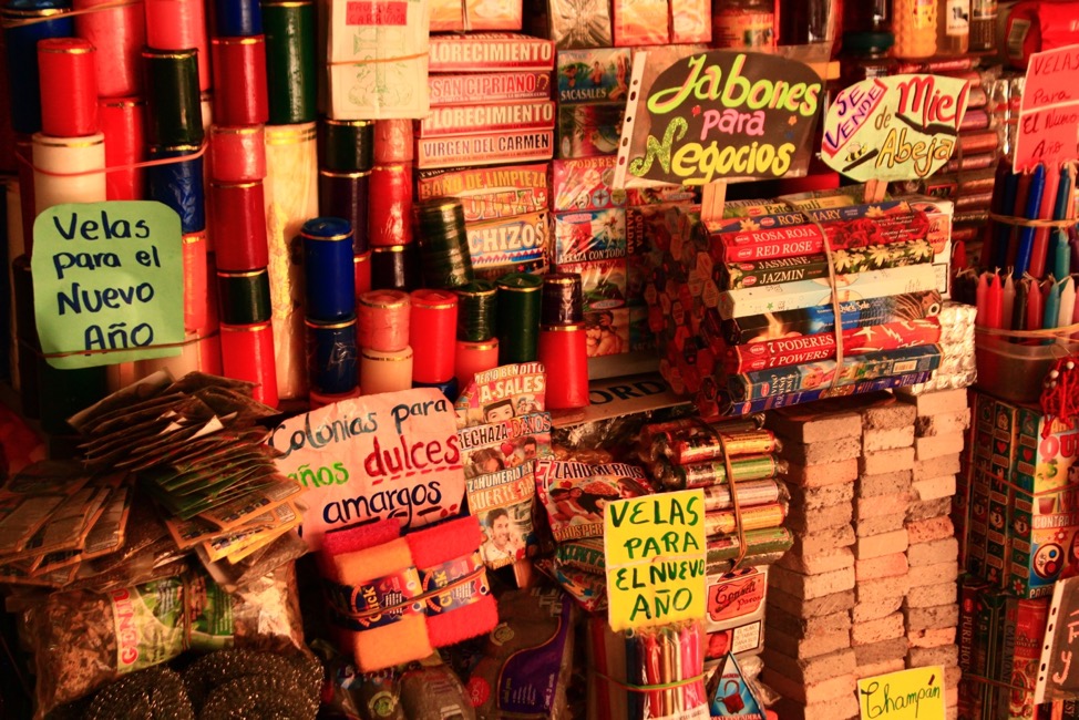 Colonias, velas, jabones y otros productos asociados con la sanacin y la supersticin. Mercado Central, Quito, Ecuador