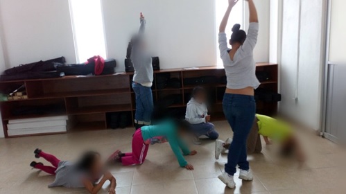 El grupo trabajando en conjunto para crear diferentes escenarios con el cuerpo; en este caso, una ciudad