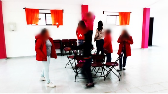 El grupo plantea una ficci�n a trav�s de un conflicto o problem�tica social libre; su �nico recurso escenogr�fico, unas sillas