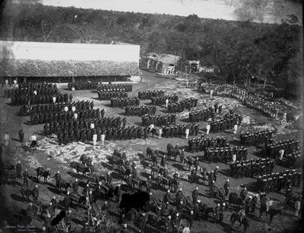Tropas federales del general Bravo en Chan Santa Cruz. (Fuente: Fototeca Guerra,
UADY).