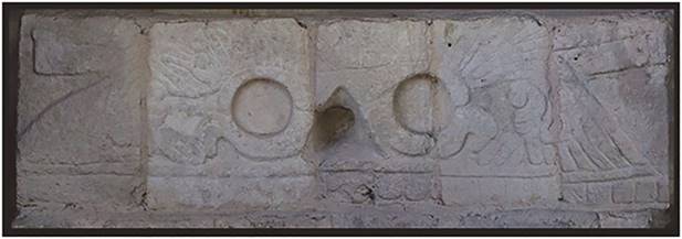 Banqueta decorada con representaci&oacute;n de lechuza, Templo de los B&uacute;hos. Ortofotograf&iacute;a: P&eacute;rez de Heredia, 2010.