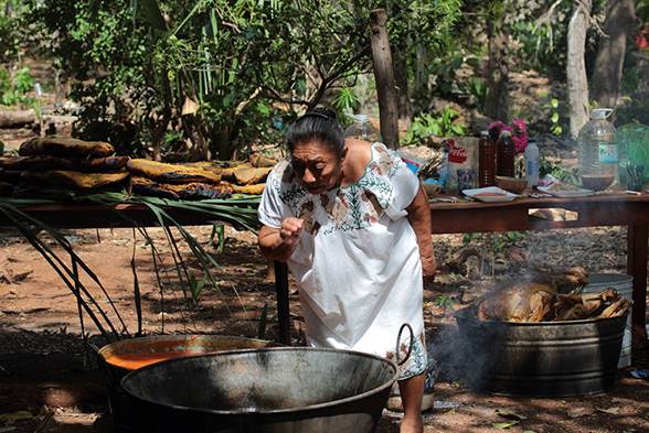Ceremonia de jaanlil kool con ofrenda de sak&aacute; y miel en la mesa.