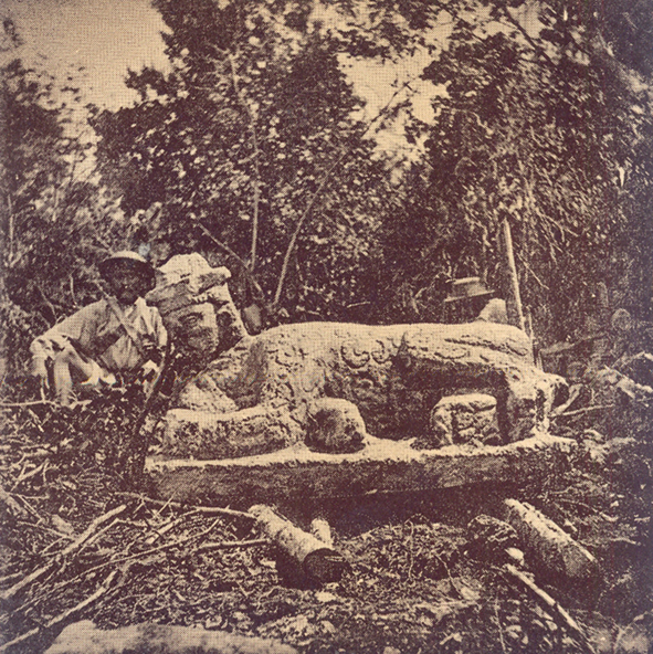 Jaguar reclinado con cabeza humana (Le Plongeon, 1886: lám. 5).