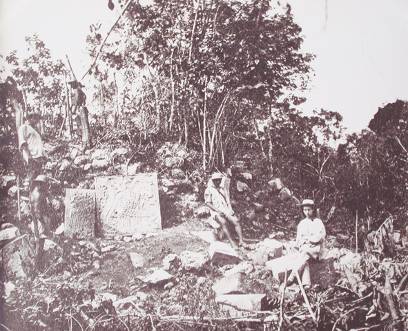 Plataforma de las Águilas y Jaguares, Chichén Itzá en 1876. Sentada a la derecha, Alice Dixon. Foto cortesía del Legado Seler, Instituto Iberoamericano del Patrimonio Cultural Prusiano, Berlín.