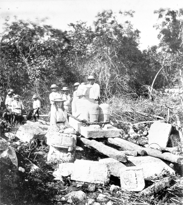 Escultura del Chaacmol, de la ofrenda de la Plataforma de las Águilas y los Jaguares, Chichén Itzá, en 1876. Sentada a un lado, Alice Dixon. Foto cortesía del Legado Seler, Instituto Iberoamericano del Patrimonio Cultural Prusiano, Berlín.