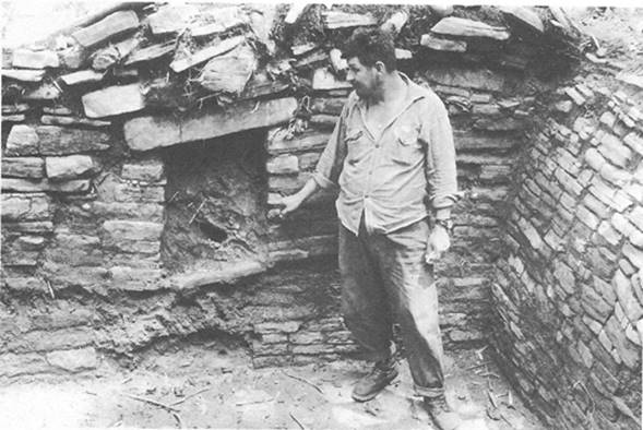 Viejo acceso remodelado para alimentar la c&aacute;mara de combusti&oacute;n del ba&ntilde;o de vapor de San
							Antonio (seg&uacute;n Agrinier, 1969:
							26).