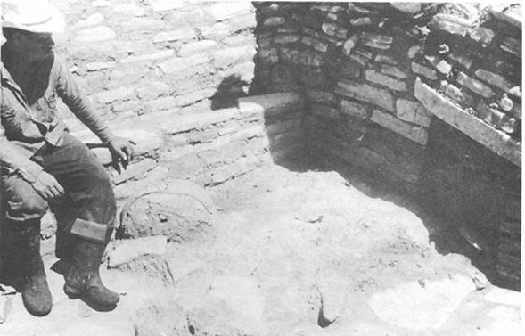 Restos de fuego y olla &iacute;ntegra sobre el piso del ba&ntilde;o de vapor de San Antonio,
							utilizado despu&eacute;s de haber rellenado completamente la c&aacute;mara de
							combusti&oacute;n (seg&uacute;n Agrinier, 1969:
								27).