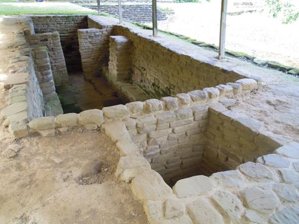 Vista general del ba&ntilde;o de vapor de Malpasito; n&oacute;tese la c&aacute;mara de combusti&oacute;n en primer plano y el cuarto con escalinata de acceso al fondo.