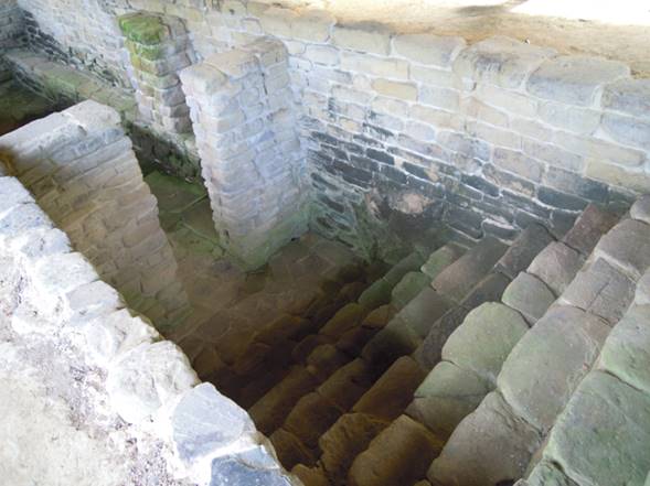 Escalinata de acceso del ba&ntilde;o de vapor de Malpasito.