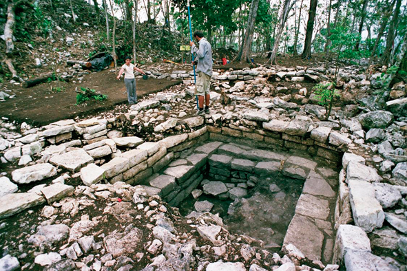 El ba&ntilde;o de vapor de El Higo durante la excavaci&oacute;n. Al fondo, sobre el lado izquierdo, se nota el desplante del basamento sobre el cual surge la Estructura 1 del sitio.