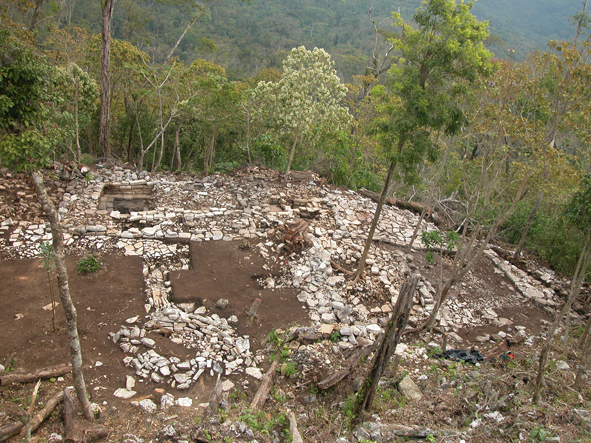 Vista de la terraza norte del sitio de El Higo con el ba&ntilde;o de vapor monumental del Cl&aacute;sico Tard&iacute;o, al fondo, y el ba&ntilde;o de vapor circular del Poscl&aacute;sico Tard&iacute;o, en primer plano.