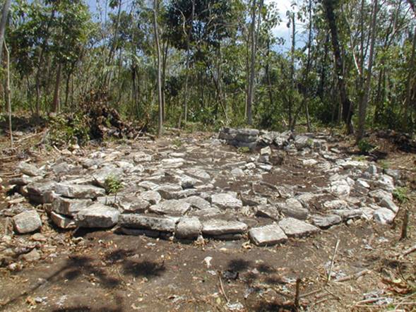 Estructuras 7 (al fondo) y 12 (en primer plano), El Higo.