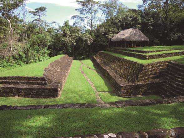 El juego de pelota de Malpasito con el ba&ntilde;o de vapor (techado) sobre su lado.