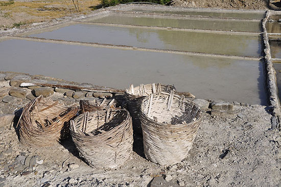 Salina localizada en la reserva de la biósfera de Tehuacán-Cuicatlán donde se puede apreciar el proceso de obtención de sal mediante desecación solar.