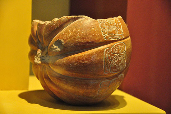 Vasija con forma de calabaza procedente de Acanceh.