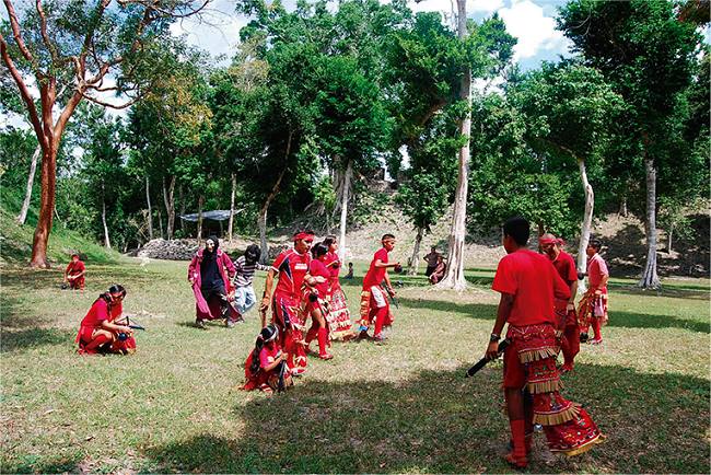 Danza de los matlachines en la zona arqueol&oacute;gica de Dzibanch&eacute;. C&eacute;dula
							expuesta en el Museo Comunitario de Morocoy. 