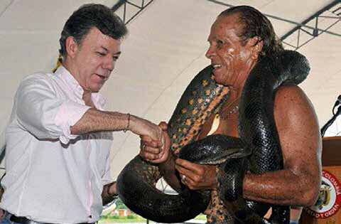 Kápax siendo felicitado por el Presidente de
Colombia