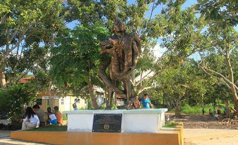 Estatua Kápax en el
Puerto Mike Tsalikins, costado sur del puerto de
Mike