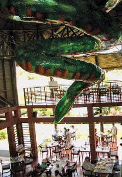 Serpiente de plástico en el Hotel Decameron Tikuna, al interior del
restaurante, Leticia